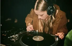 DONNA LEAKEアー写