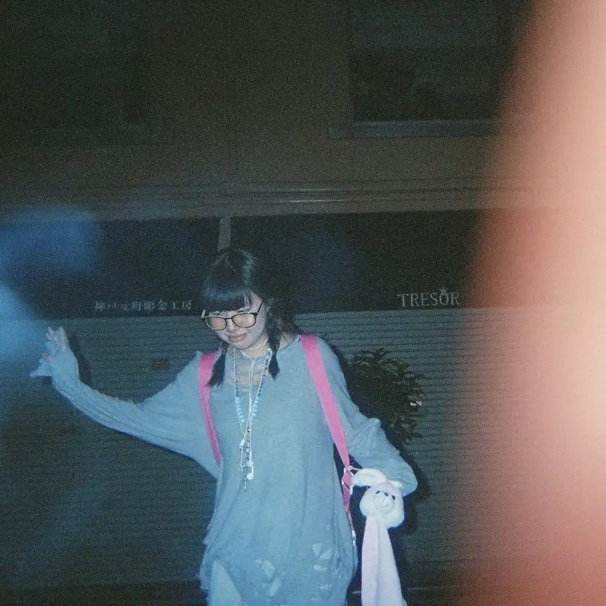 「裸足」ラムファイターアートワーク