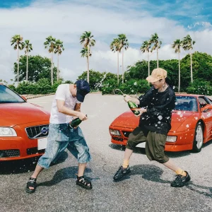 『Podium』/ Skaai × KMアートワーク