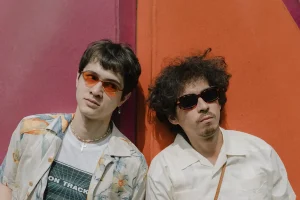 【NEWS】インディーポップ・デュオ Salmon Pink 初のフル・アルバム『Sloggimen』配信開始 Salmon Pinkアー写