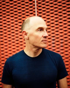 【NEWS】Dan Snaith(Caribou)によるダンス・ミュージック・プロジェクトDaphni アルバム『Butterfly』の拡張版『Butterfly (Expanded Edition)』リリース決定 Daphniアー写