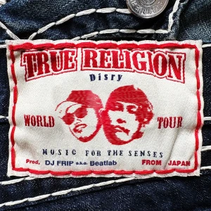 「TRUE RELIGION」/ Disryアートワーク