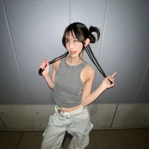 【NEWS】シンガー・ソングライター Ema Mayuka 1stシングル「Caustics」配信開始 プロデューサー BLOCKYYYとの共作 Ema Mayukaアー写