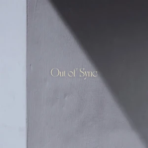 「Out of Sync」/ AKIRAアートワーク
