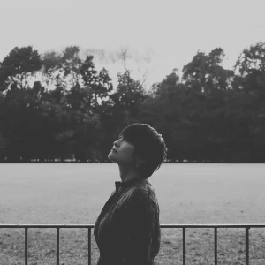 「For Us」/ Hannah Warmアートワーク
