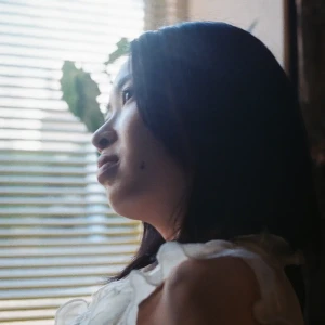 【NEWS】シンガー・ソングライター 岩崎桃子 新曲「国際ロマンス詐欺」配信開始 岩崎桃子アー写