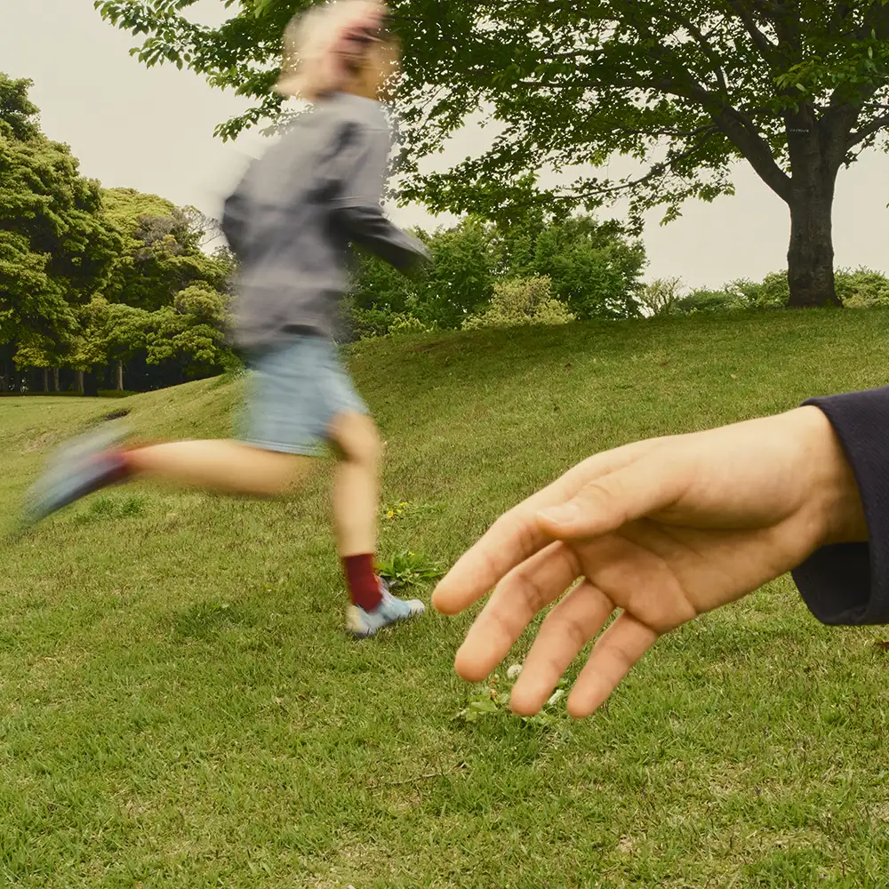 「RUNNIN」/ VivaOla, Thomas Ngアートワーク